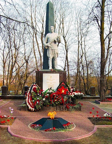 Памятник героям войны в парке Красного Села