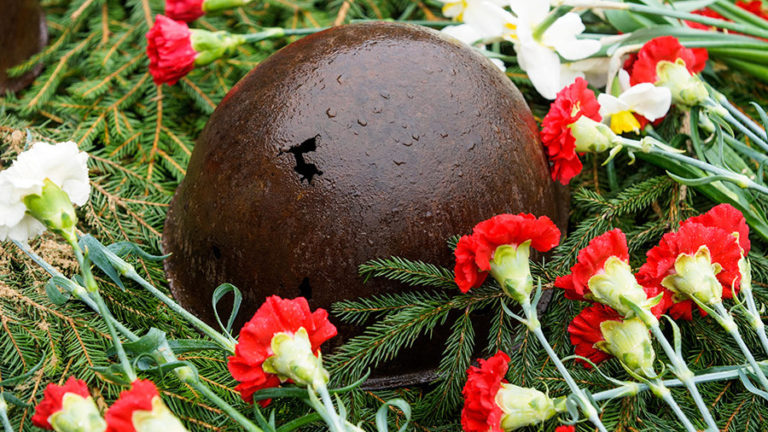 Церемония захоронения останков советских солдат